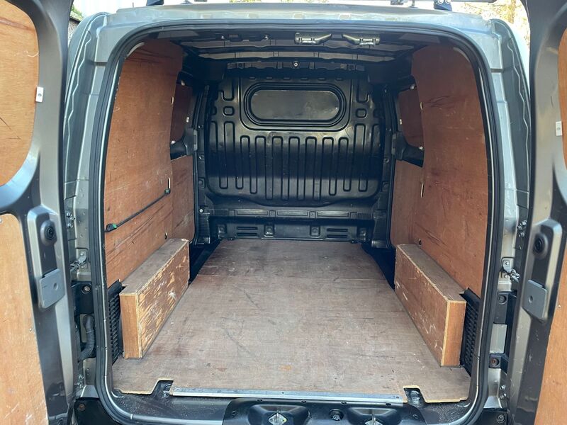 NISSAN NV200